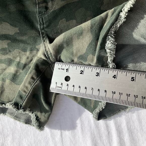 Universal Thread Women’s Frayed Denim Shorts size 0/25, Camo Green - Picture 5 of 10